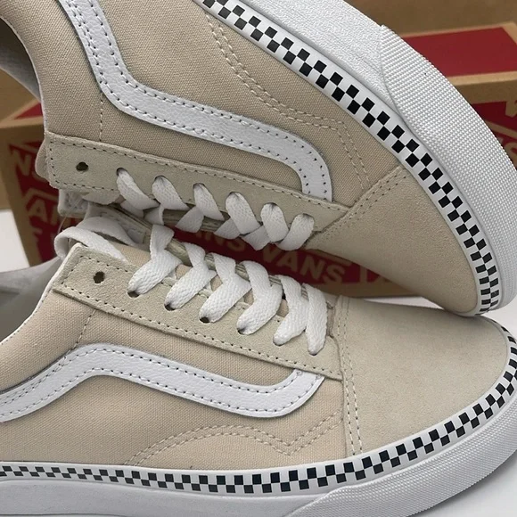 Vans WMNS Tan and White Sneakers Old Skool
Checkerboard Foxing Turtl
VN0A7Q2JDJR - Picture 14 of 16
